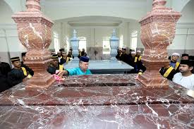 The state of johor observes hari hol almarhum sultan iskandar as a public holiday to commemorate the sultan's passing. Sultan Ibrahim Ziarah Makam Diraja Johor Sempena Hari Hol