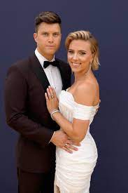 Colin jost (born june 29, 1982, staten island, new york) is an american stand up comedian, screenwriter, and head writer for saturday night live. Scarlett Johansson Colin Jost Haben Geheiratet Plus 33 Weitere Stars Die Eine Heimliche Hochzeit Hatten Vogue Germany