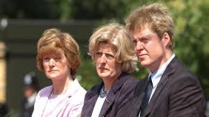 Speaking as the representative of a family in grief, in a country in mourning, before a world in shock, earl spencer used the occasion to honour his sister as the very. Prinzessin Diana Krebs Drama Dieses Leid Musste Lady Di S Familie Ertragen News De