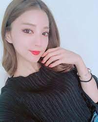 麻亜里 気分転換にイメチェンしたいなぁと思い 韓国の女優さん風メイクに挑戦 参考にしたのはハンイェスルさん ポイントは 眉毛をしっかり平行に チークは使わない リップは発色の良いものを 今回のアイメイクはややきつめのキャットアイブラウン系のアイ