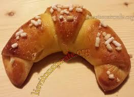 Inforniamo i cornetti morbidi in forno preriscaldato a 180 gradi, dopo averli spennellati con un po' di latte, e cuocere per circa 15 minuti, o meglio fino a doratura. Cornetti Di Pane Con Lievito Madre Naturale O Pasta Madre E Farina Macinata A Pietra