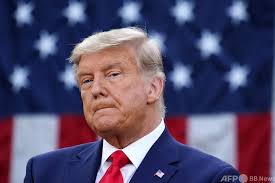 ビジネス時間管理組織のコンセプトに役立つモバイルアプリを使用する若いビジネスマンが、職場に座っています。 モバイルpcを持つビジネスマンの接写。 トラッキングマーカーとchromakey mockupの緑の画面。 ウェブストアでのオフィス workerショッピングまたはpadでの作業. ãƒˆãƒ©ãƒ³ãƒ—æ°ã¯ãƒã‚¤ãƒ‡ãƒ³æ°ã®å‹åˆ©ã‚'é˜»æ­¢ã§ãã‚‹ã®ã‹ å†™çœŸ4æžš å›½éš›ãƒ‹ãƒ¥ãƒ¼ã‚¹ Afpbb News