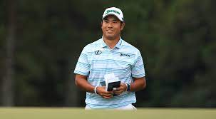 An attendant adjusts the scores of golfers from behind a. Zwzfigtmsntkhm