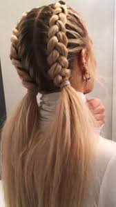I capelli di media lunghezza possono facilmente essere acconciati con trecce. Pin Su Hair