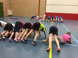 Tunnelestafette Mutter Kind Turnen Crossfit Kinder Sportunterricht