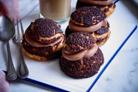 Choux Craquelin A La Creme Diplomate Au Chocolat Une Patisserie Francaise Raffinee Gourmande Et Delicate Un Ga Alimentation Chou Au Chocolat Creme Pour Choux