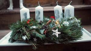 Einer legende nach stellte der evangelische theologe und erzieher johann hinrich wichern im jahr 1839 einen kranz aus holz mit 20 kleinen und 4 großen kerzen auf, um ungeduligen kindern die zeit bis weihnachten zu verkürzen. Https Xn Natrlich Glcklich 42bi Com Adventskranz Basteln Ganz Einfach