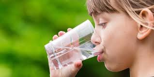 Kebanyakan dari kita pasti sudah tahu bagaimana pentingnya minum air putih setiap hari. 4 Cara Mudah Buat Anak Jadi Terbiasa Minum Air Putih Merdeka Com