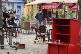 Une farce à peine cohérente où les personnages se lient d'affection. Chinon Christian Clavier Et L Equipe Du Film En Centre Ville