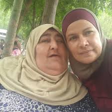 قصة جميلة 🕊️ الحاجة أم السعيد «فاروق أمين العشي» راحت يوم الأحد على الخيام  تفتش على ابنها. أخدوها على ركام البيت يلي مفروض هو فيه، طلعت هي فوق الردم،  قررت تفتش بايدها