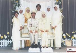 Banyak yang menyayangkan perceraian itu di tengah moncernya karir nurul sebagai politikus muda di malaysia. Nurul Izzah Divorcing Her Husband Of 10 Years Why