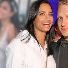 Maybe you would like to learn more about one of these? Oliver Pocher Ein Traum Aus Tull Amiras Blutenverziertes Brautkleid Ist Marchenhaft Schon Bunte De