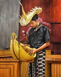 Alat musik utamanya adalah sasando gong yang terbuat dari bambu, daun lontar dan kawat halus. Alat Musik Sasando Khas Dari Pulau Rote Ntt