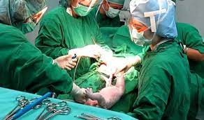 Terdapat beberapa risiko terhadap wanita yang bersalin secara pembedahan caesarean. 20 Risiko Kepada Ibu Bersalin Kaedah Pembedahan Caesarean