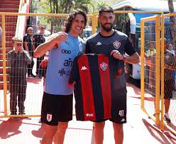 Con sergio rochet convocado a la selección, el arco quedó en manos de martín rodríguez, golero recientemente incorporado por el decano, que hará su presentación este miércoles por la noche en el gran parque central frente a cerro largo por la primera fecha atrasada del apertura. Copa America La Celeste Recibio Visita Y Regalo De Un Ex Arquero Del Proceso Tabarez