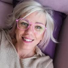 Bytový dom Titanic sa konečne búra V roku 2014 kúpilo mesto Snina od  vlastníka, Združenia Rómov pod Vihorlatom, bytový dom č. 1606 na  Palárikovej ulici, ktorý miestni nazývali Titanic. Bytovka bola odkúpená