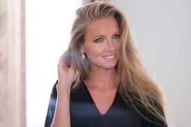Portrait de la jeune femme. Miss France 2021 Qui Est Amandine Petit Miss Normandie 2020