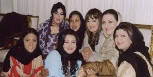 صور لزينب العسكري بعد خلع الحجاب؟ المسرح القومي البحريني، بأدوار صغيرة، وقدمت أؤيضًا عدد من المسلسلات الشهيرة أهمها نورة، دمعة عمر، سوالف حريم، عذاري، بلا رحمة كما أنتجت عدة مسلسلات عبر. Ù…Ø³Ù„Ø³Ù„ Ø¯Ù…Ø¹Ø© Ø¹Ù…Ø± 2003 Ù…Ø¹Ø±Ø¶ Ø§Ù„ØµÙˆØ±