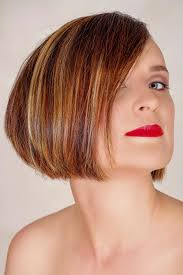 Pony ist trend ebenfalls ein wichtiger trend bei den kurzhaarfrisuren für damen 2021. A Line Bob Mit Kurzem Nacken Bob Frisuren Kurz Und Mittellang