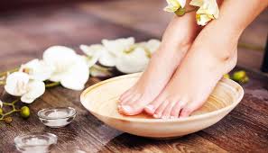 Jaber says his trick to beat cracks in severe dry and cold weather is to advise his patients to apply vaseline onto the heels of their feet before bed and immediately put on white cotton socks to. How To Get Rid Of Cracked Heels Home Remedies For Cracked Heels Nykaa S Beauty Book
