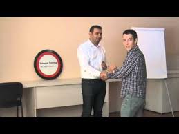 Întotdeauna, salutul trebuie însoţit de un zâmbet. Salutul Strangerea De Mana Si Bunele Maniere Youtube