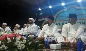 Aminah ibundanya… abdul mutholib kakeknya abu tholib pamannya… khodijah istri setia fathimah putri tercinta… semua bernasab mulia dari quraisy ternama… Habib Syech Jika Ingin Bahagia Cintailah Saudaramu Republika Online