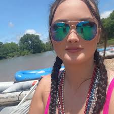 Don't hide behind the Snapchat filter. YOU ARE BEAUTIFUL. Show the world  the true you!✨🥰 #nofilter #beyoutiful #beyourself #instamom #influencer  #womensupportingwomen #nike #selfietime #miniphotoshoot