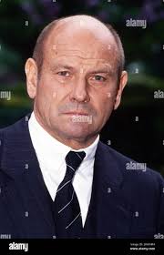 Klaus Löwitsch, österreichisch deutscher Schauspieler, bei Dreharbeiten zur  Fernsehserie "Peter Strohm" in Hamburg, Deutschland 1993 Stock Photo