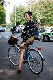 40代 海外のストリートスナップ ファッションスナップ 自転車ガール ファッションアイデア ファッションスナップ