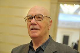 Многие из его фильмов входят в золотой фонд советского и российского кинематографа. Zhivushij Zatvornikom Kuravlev Nachal Padat V Obmoroki