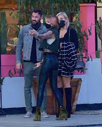 Brian austin green and 'dancing with the stars' pro dancer sharna burgess checked into the show today to talk all about this awesome charity they are working with called 'search for smiles'! Brian Austin Green Sharna Burgess Go To Tina Louise S Restaurant Pics Hollywood Life