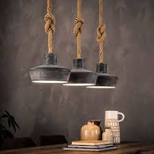door het gebruik van simpele materialen zoals touw en een betonachtig metaal heeft deze lamp een hele r hanging lamp industrial ceiling lights ceiling lights