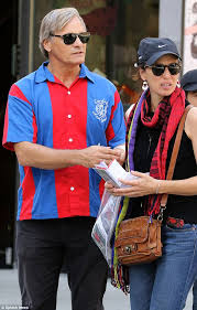 There is one secret that sean keeps from viggo, and one secret that viggo keeps from sean. Viggo Mortensen Enjoys Stroll With Love Ariadna Gil In Nyc Daily Mail Online