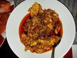 Telur 5biji kicap manis kicap masin sos tiram gula sedikit air bawang putih 4 ulas cili besar 2biji telur goreng masak kicap | fried egg with soy sauce hai, hari ini saya kongsikan cara masak hi guyyyss! Resepi Telur Hancur Kicap