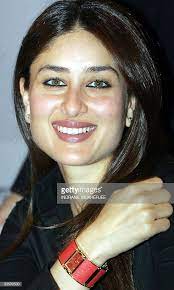 News Photo Indian Actress Kareena Kapoor Listens To A Kareena Kapoor Kareena Kapoor Hairstyles Kareena Kapoor Khan