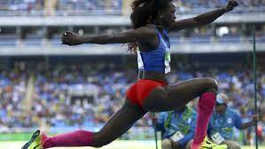 Salto con pértiga, una prueba del atletismo actual. Juegos Olimpicos Caterine Ibarguen Se Clasifica A Los Juegos Olimpicos De Tokyo En Salto Largo Y Salto Triple Marca Claro Colombia