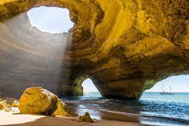 Lagos is a small town, but the algarve caves are truly a place of unparalleled beauty. Benagil Cave In Portugal Zu Dieser Hohle Sollten Sie Am Besten Schwimmen Geo