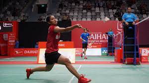 Perbedaannya hanya pada posisi raket pada saat akan melakukan pukulan. Dalam Permainan Bulu Tangkis Pukulan Lob Adalah Pukulan Yang Jatuhnya Shuttlecock