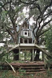 Forgotten No Es Un Edificio Pero Me Encanta No Tener Que Perder Un Arbol Para Construir Maison Dans Les Arbres Chateaux Abandonnes Maison Abandonnee