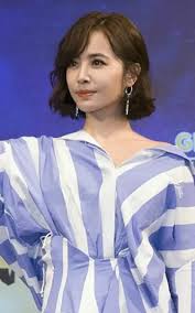 不被身價束縛的可愛：天后蔡依林獨寵千元Hello Kitty包- 藍莓卷