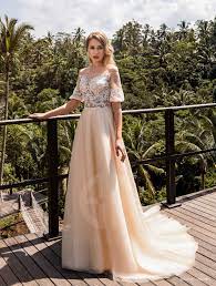 Wir haben die besten 2021 von brautkleider in farbe im ausverkauf. Modell Bonnie Dieses Brautkleid Von Cappuccino Tonung Mit Oberteil Aus Spitze Ist Mit Koniglicher Schleppe Vervollkommnet Bridal Fashion