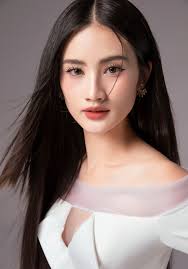 Hoa hậu Ý Nhi diện đầm xuyên thấu gợi cảm bên Tuấn Ngọc