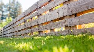 Auch im garten gibt es einige möglichkeiten, diese. Palettenzaun Einen Zaun Aus Paletten Selber Bauen Anleitung Lillelutt