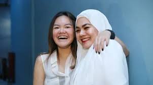 Yuk intip penampilannya berikut ini! Sarita Abdul Mukti Umur