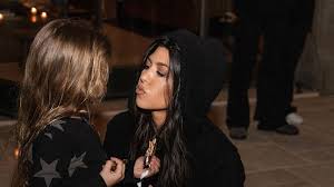 Unlike his older siblings reign she was not seen for the first four months of his life, with fans meeting the little boy in april 2015. Nach Fast Glatze Nun Rockt Reign Disick Diese Freche Frisur Promiflash De