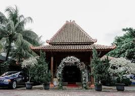 Pitik tukung, sinom, suwe ora jamu, te kate kata angklung diambil dari cara alat musik tersebut dimainkan. 3 Orang Beken Ini Punya Rumah Joglo Di Jakarta Siapa Aja Mereka
