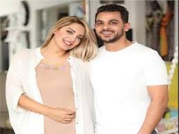 طلاق محمد رشاد ومي حلمي حسب المصدر جاء بسبب اختلاف وجهات النظر بينهما، ورفض تأكيد ان تكون استغاثة مي الأخيرة لإنقاذ منزلها من تهديد أحد المنتجين لزوجها محمد رشاد السبب في الطلاق، ولكنه أكد ان الفترة الأخيرة شهدت. Ù…Ø­Ù…Ø¯ Ø±Ø´Ø§Ø¯ ÙŠÙƒØ´Ù Ø­Ù‚ÙŠÙ‚Ø© Ø¹ÙˆØ¯ØªÙ‡ Ù„Ø·Ù„ÙŠÙ‚ØªÙ‡ Ù…ÙŠ Ø­Ù„Ù…ÙŠ Ø¨ÙˆØ§Ø¨Ø© Ø£Ø®Ø¨Ø§Ø± Ø§Ù„ÙŠÙˆÙ… Ø§Ù„Ø¥Ù„ÙƒØªØ±ÙˆÙ†ÙŠØ©