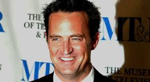 Matthew Perry racconta l'inferno di Friends: «55 antidolorifici al giorno  affogati nella vodka»