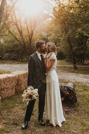 Rustic Minimalist Oklahoma City Wedding At Stone Barn At Blueberry Hill Junebug Weddings In 2020 Outdoorsy Wedding Wedding Inspiration Summer City Wedding