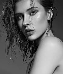 Texas heat but make it fashion❤️‍🔥💥🔥☀️♨️🌶 . . . 📸 @jantonioveloz 👱‍♀️  @annaimosity